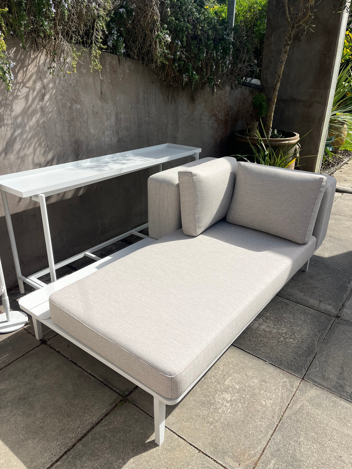 Outdoor Modular 2-Seater Chaise Lounge with Side Table