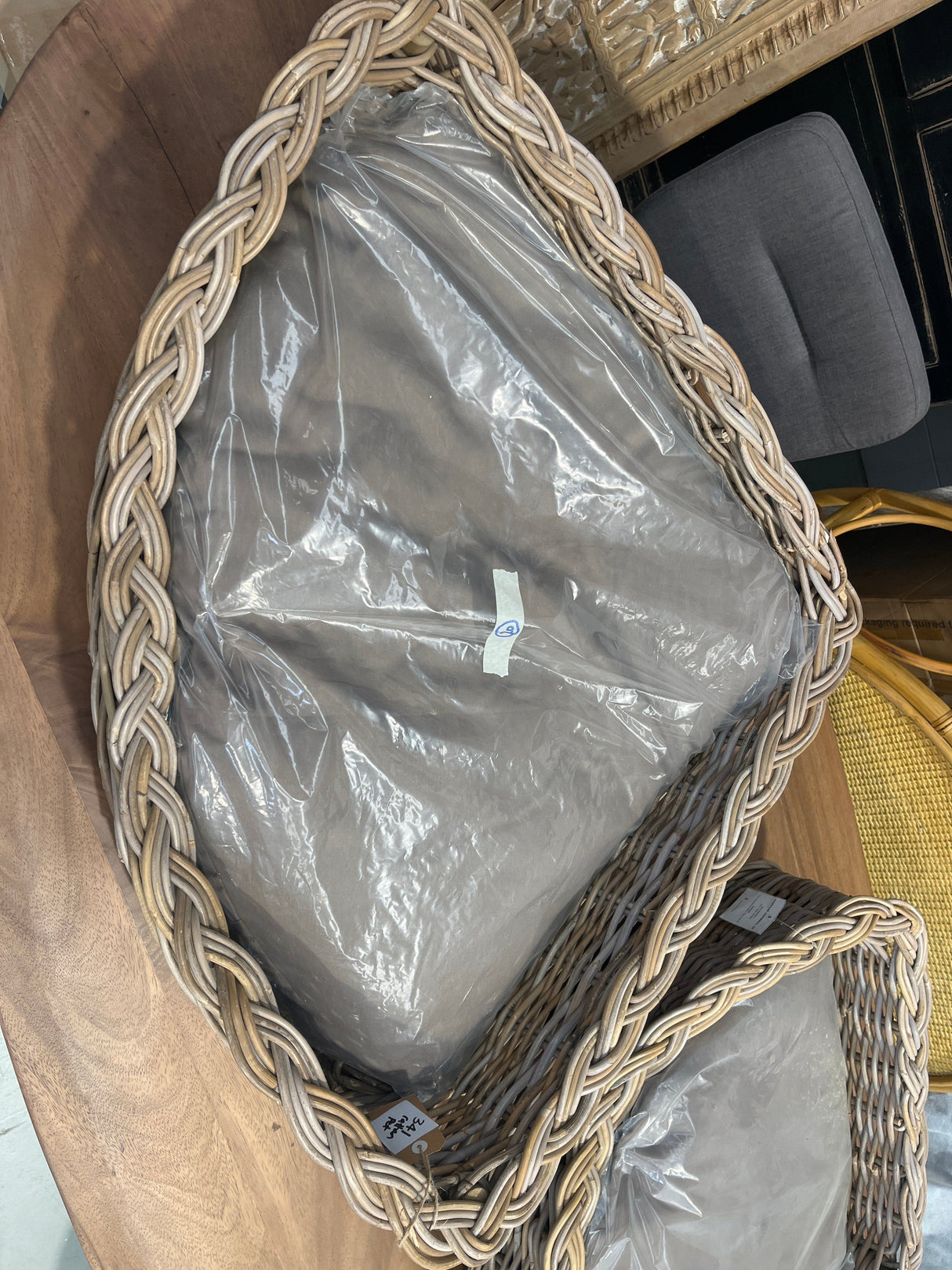Rattan Pet Basket W Cushion - Large Rattan Pet Basket W Cushion - Large