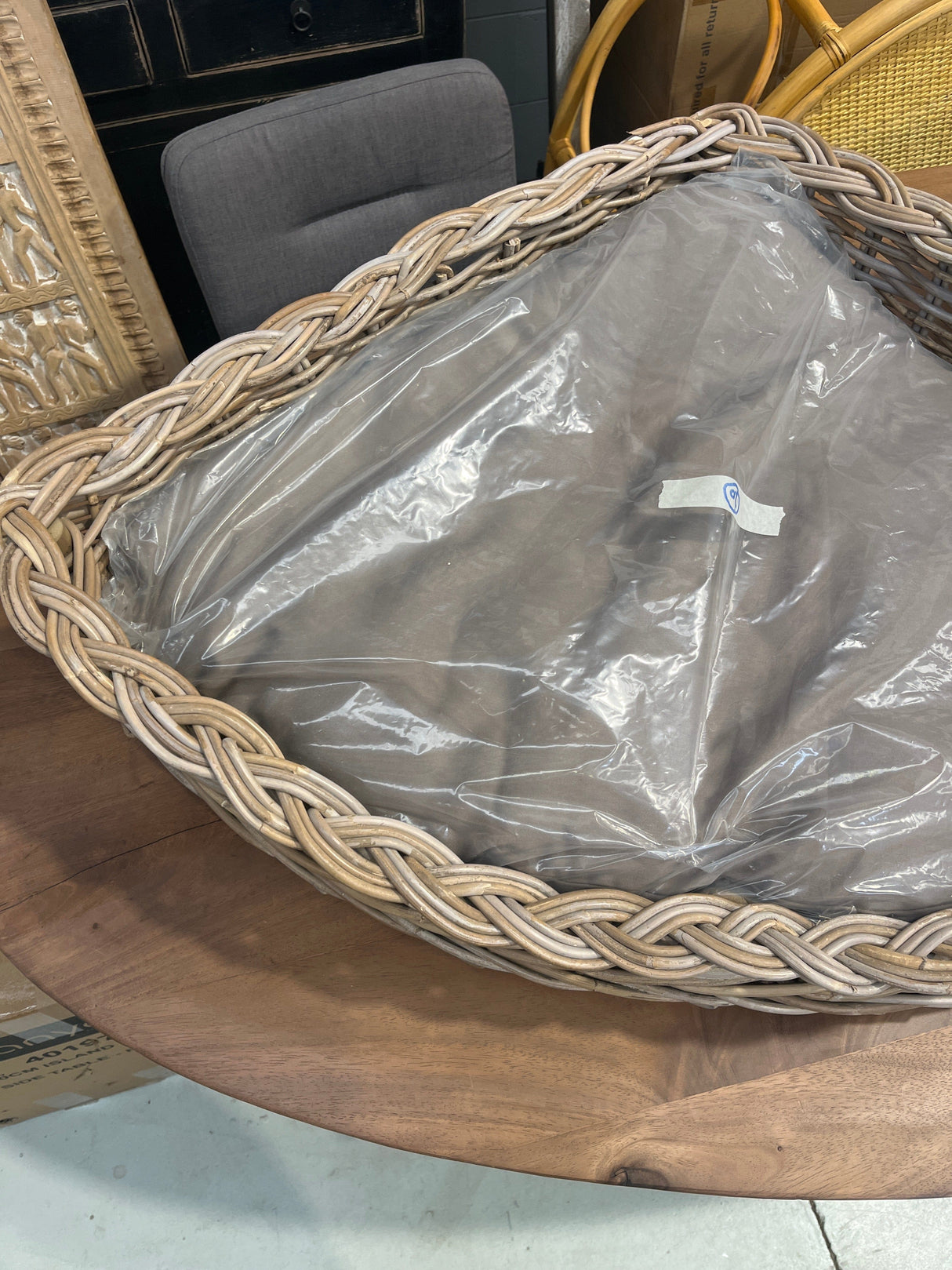 Rattan Pet Basket W Cushion - Large Rattan Pet Basket W Cushion - Large